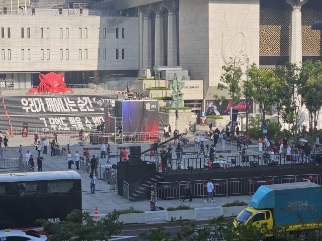 본격적으로 응원하러 오는 사람들이 붐비네요.
이 자리서 방송국에서 사진 촬영한다고 하네요
아무튼 주변은 축구 때문에 들떠 있네요.