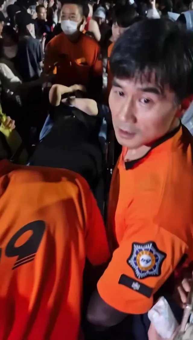 잠실 7동 실려나가는 선거ㅏㄴ위 직원? ㄷㄷㄷㄷ

근데 배가 왜 네모난건지 모르겠네요? https://t.co/5jRrCIEECb