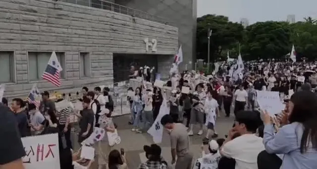 결국 윤어게인 세력이 잠실 체육관에 대규모로 진입했습니다.

순수한 재선거 요구라던 이들은 이제 윤석열 석방과 이재명 구속을 외치고 있습니다.
