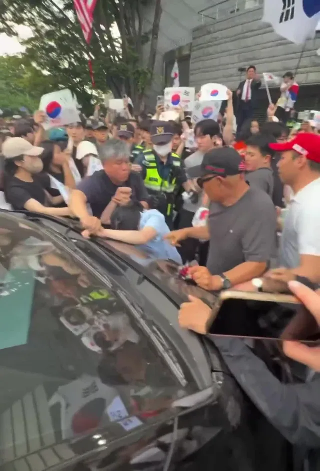 🚨실시간) 잠실에서 알려드립니다.

“대진연”이라 하여 퇴출 되었습니다. https://t.co/0PxHjqxQK5