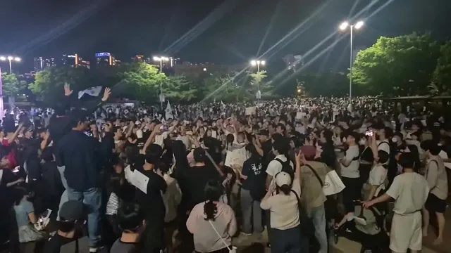 잠실 올림픽공원 핸드볼경기장
재선거는 사라지고 하나님 찾기 시작함

이럴줄알았다 일반인들 뒤에 숨었다가 밤되니 정체드러내고 주님찾기 시작하는 사