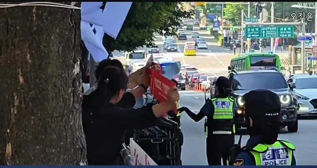 아빠 오늘도 재판 참석하시네
건강을위해 기도부탁해!!! 
오늘도 좋은소식 들려오길🙏
출처.일롱TV