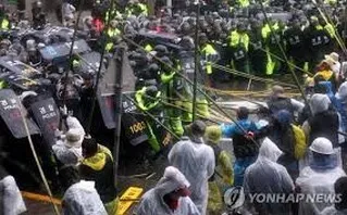 잠실 민주화 운동과 광우병 시위의 차이

광우병 시위때는 시위대가 경찰을 패고
잠실 민주화 운동은 경찰이 시민에게 힘을 사용함