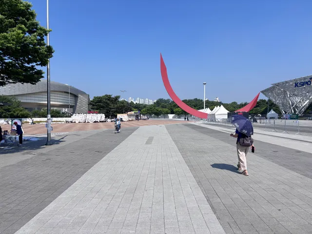 어제밤에는 사람들이 많아 보지 못했돈 자원봉사자들과 자원물품들이 눈에 보였습니다. 끊임없이 들어오는 물품들은 어디서 들어오는 것인지 참 궁금합니