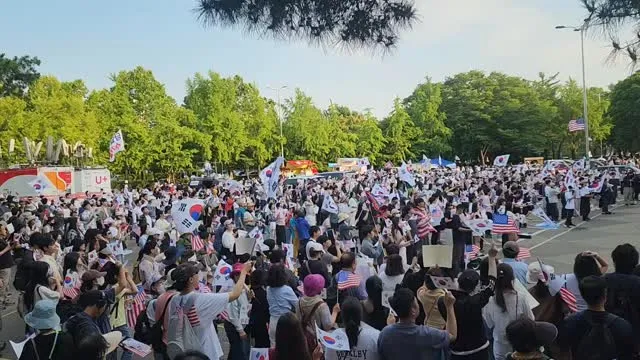 어제 잠실 핸드볼 경기장 스케치. 
자원봉사자분들 수고하심.  생수.간식.음료.피켓.태극기 . 구급약품.나누어주시고. 
부정선거 재선거.당일투표