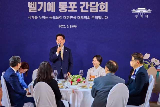 낯선 땅에서 대한민국의 위상을 높이고 계신 벨기에 동포 여러분께 인사드렸습니다. 대한민국 대통령 최초로, 벨기에 동포 여러분과 인사를 나눈 오늘