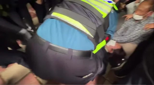 죄 없고 힘 없는 노인을 무력으로 끌고 나가는 경찰의 만행
영장 없이 무력 진압