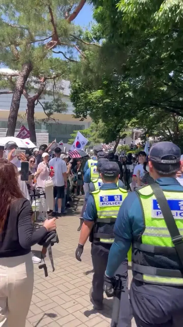 길을 안전하게 터주면서 수고한다하는 시민들 
경찰분들도 기분좋게 웃으면서 들어간다 
우파의 품격