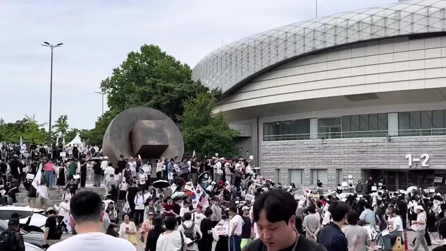 현시점 대한민국 최고의 핫플

잠실 올팍공원!!

멋쟁이 2030 다 모였다