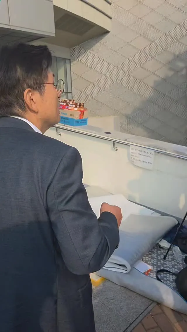 현장 나온지 일주일도 안된 감정적인 사람들에게 스크럼 뿐 아니라 별짓을 다해야 한다고 하는 사람

VS

스크럼 짜다가 생기는 위험성과 현실을 