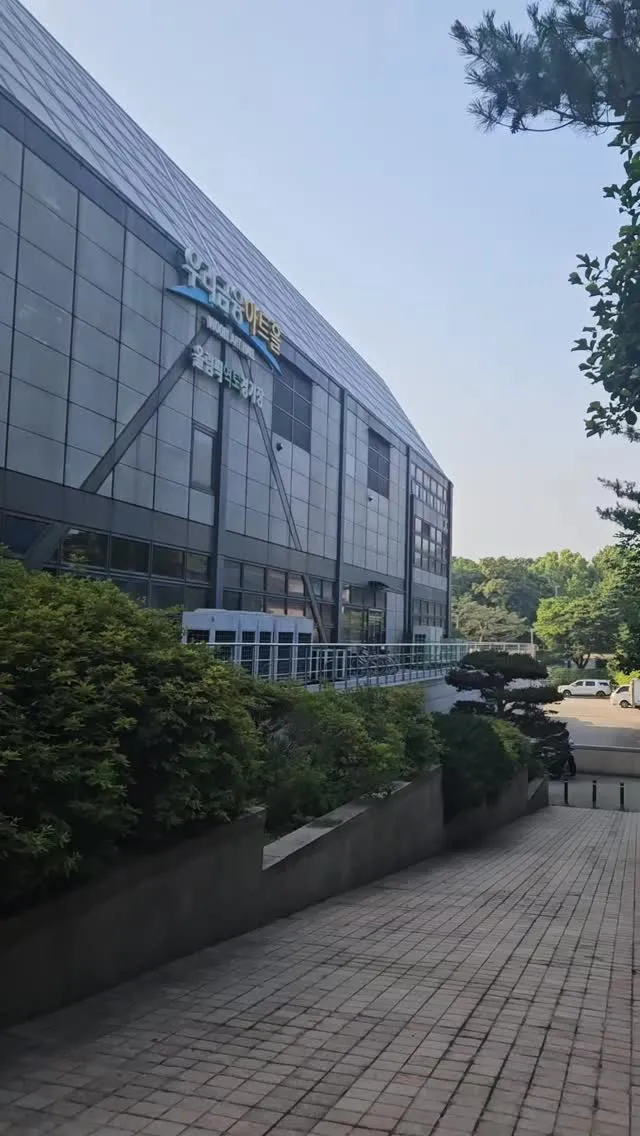 우리은행 건물 오전에 돌았는데 옆 입구에서 종이백들고 자전거 타고 가시드라구요

그뒤 근처정자에서 옆입구쪽 보시던 시설관리인들이 출입금지 써있는