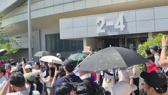 출입구 2-4입니다.

CU 물건들이 나오고 있는데 하나하나 까서 확인 중입니다. 다행히 진짜 CU물품들이에요.