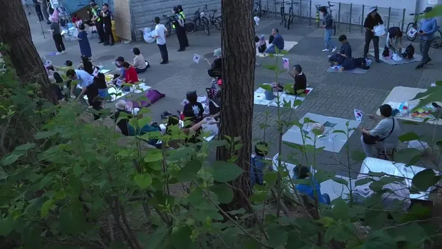전국에서 보내주신 식사 및 물품들은 자원봉사자 분들을 통해 여러 시민들에게 나눠지고 있습니다.
덕분에 힘내서 외치고, 매일 이 자리에 올 수 있