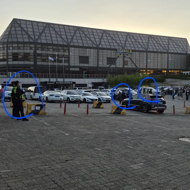 현상황입니다

1학년 2반 앞쪽에 경찰 배치입니다.

바로 뒤에선 드르륵하면서 뭐 고치고있어요. 

그리고 옆쪽엔 자유와 혁신에서 나온 부정선거