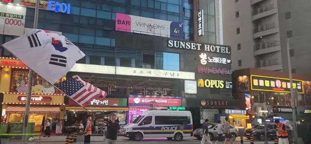 해운대에 외국인과 사람들 많아서 알리기 유리합니다 화력이 많이 부족합니다
함께합시다👊👊
해운대역 광장 매인 오후5ㅡ9시