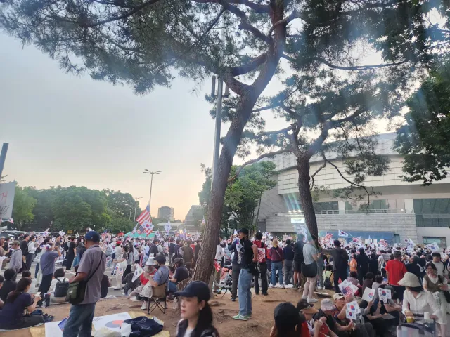 오늘도 평화롭구요 

1층은 푸드트럭이 엄청 많아졌네요!