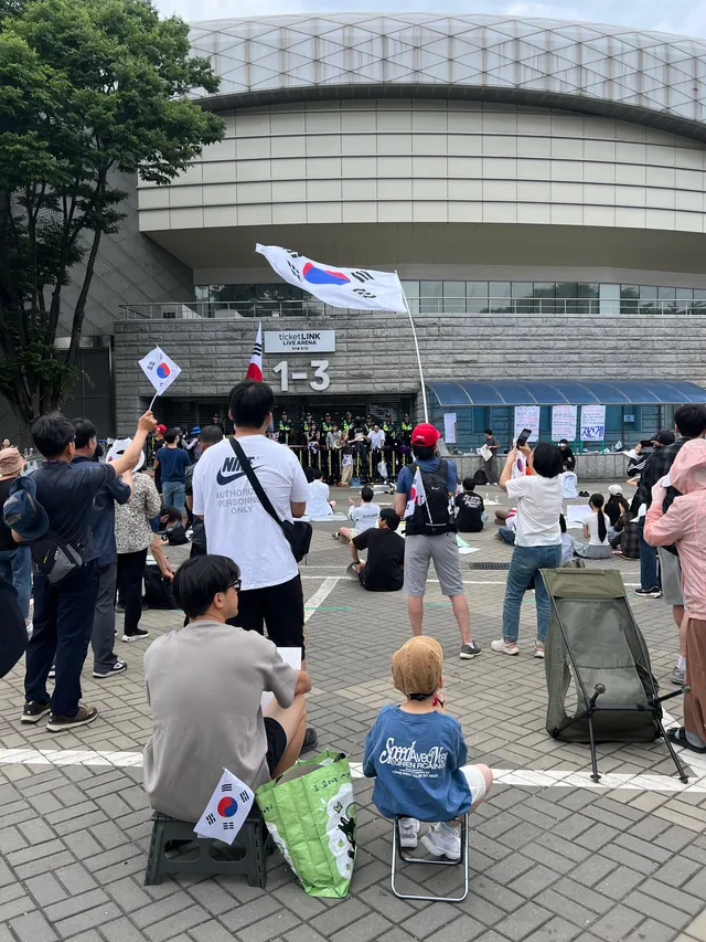 어제 ‘올공’에서 있었던 이야기 - 실화

‘올공’을 돌아다니고 있는데 아빠와 아들이 손을 잡고 공원을 지나갑니다. 

지나가면서 초 3학년 된