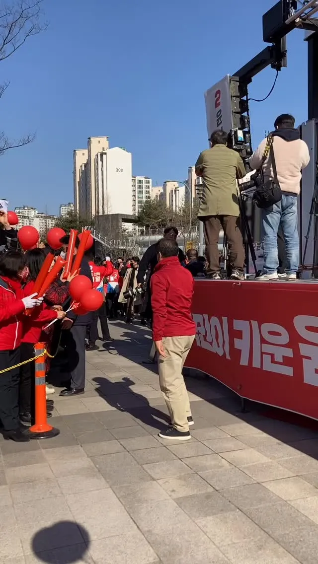 이때만해도 또래는 거의 없었는데
계엄령 이후 계몽되기 시작하더니
이번엔 정말 압도적이다

올공에 지금 오신다면 얼마나 좋아하실까?ㅜㅜ