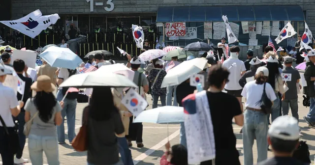 주말 앞두고 잠실개표소 시위 참가자 늘어… 20·30대가 주축

주말 앞두고 잠실개표소 시위 참가자 늘어 20·30대가 주축