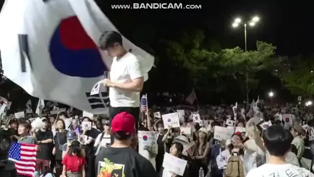 이 ㅅㅂ 왜 자꾸 연단 위로 쳐 기어올라 가냐 진짜
올라가지 말라고 막아 놨구만 그걸 또 치우고 꾸역꾸역 올라가네
한명이 마이크 잡고 구호, 집