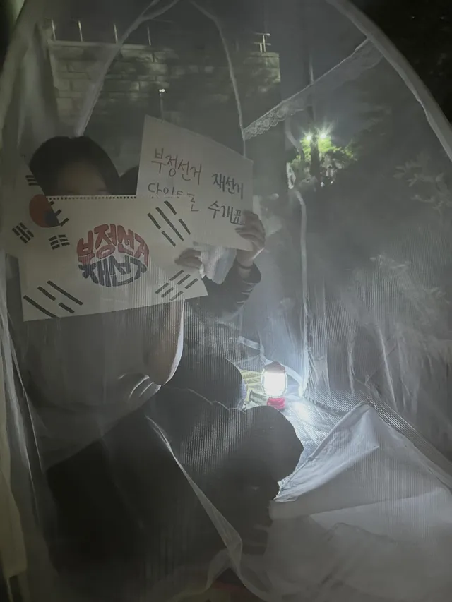 1학년 4반 동물의숲 2탄 
많은 지원 부탁드려요
모기장 두개 연달아 붙어있는곳으로
오셔요 같이 1-4 지킬 분들 모집해요
저도 하루종일 쓰레기