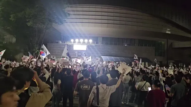 애국가 부르고서 박수치고 좋아하는 이 나라가 있어 다행입니다.
대한민국 만세입니다!!
