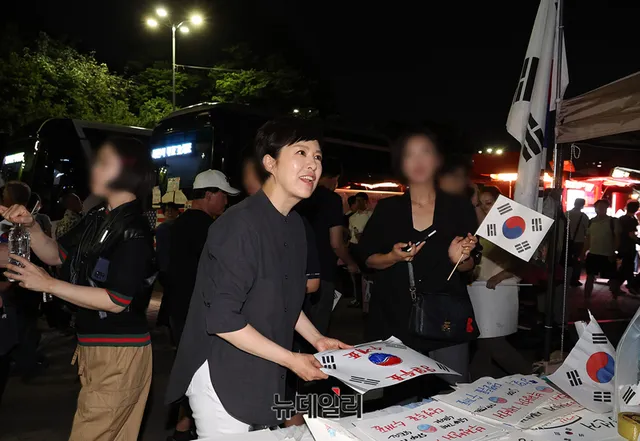 [포토] 송파구 개표소 현장 찾은 김은혜 의원

김은혜 국민의힘 의원이 6.3 지방선거 송파구 개표소 집회가 8일째 이어지는 12일 밤 서울 송