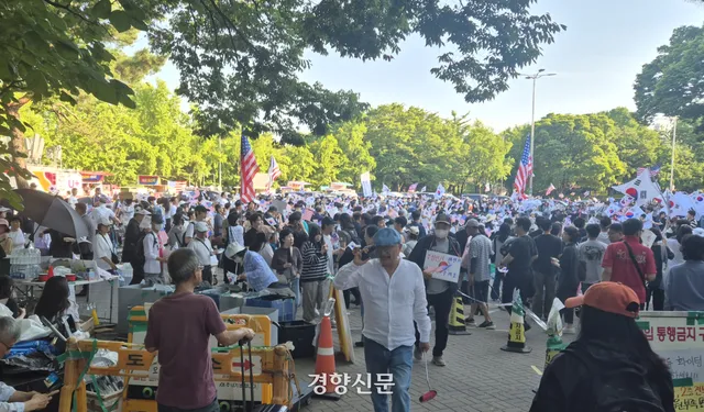 주말 앞두고 잠실 개표소 봉쇄 시위 재결집···6000여명 규모로 늘어

9일째 이어지고 있는 서울 송파구 올림픽공원 ‘개표소 봉쇄 시위’ 참가