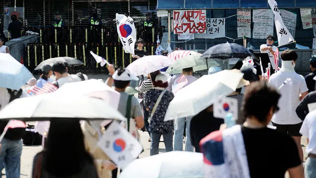 경찰, '소지품 검사·폭행' 수사 착수…다시 모이는 2030

서울 올림픽공원 핸드볼경기장 개표소에서는 봉쇄 시위가 8일째 이어지고 있습니다. 