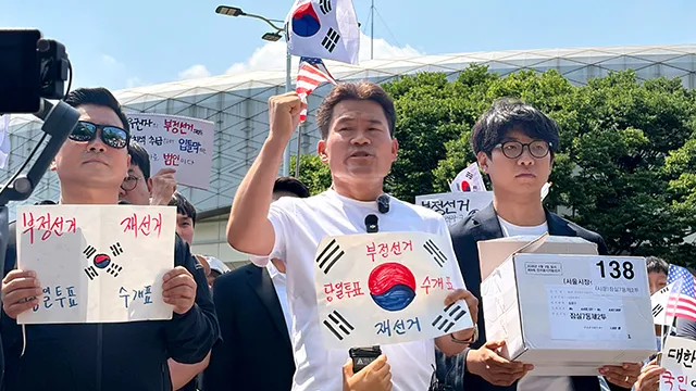 전한길 “잠실 제2투표소 투표용지 상자 확보”

전 한국사 강사 전한길 씨가 서울 송파구 잠실투표소의 투표용지 보관상자 가운데 1개를 확보했다며
