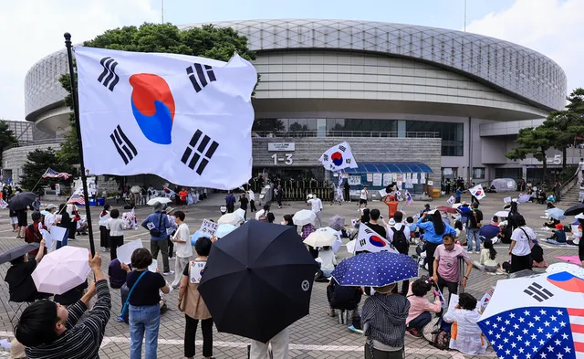 경찰, 잠실 투표소 시위 ‘핸드볼 국대 소지품 검사’ 피의자 출석 요구

6·3 지방선거 투표용지 부족 사태를 둘러싼 잠실 집회 과정에서 발생한