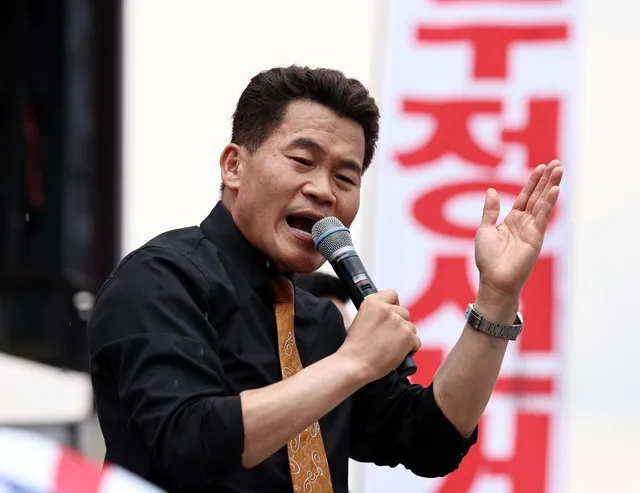 전한길 "유재석·아이유 재선거 나서줘야" 억지 주장

전한길 "유재석·아이유 재선거 나서줘야" 억지 주장, 김소연 기자, 사회