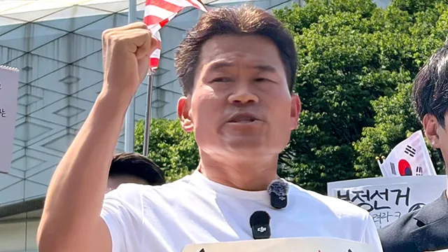 전한길 "분실된 투표용지 상자 확보"…선관위 "빈 상자, 돌려받을 계획...

전한길 "분실된 투표용지 상자 확보"…선관위 "빈 상자, 돌려받을