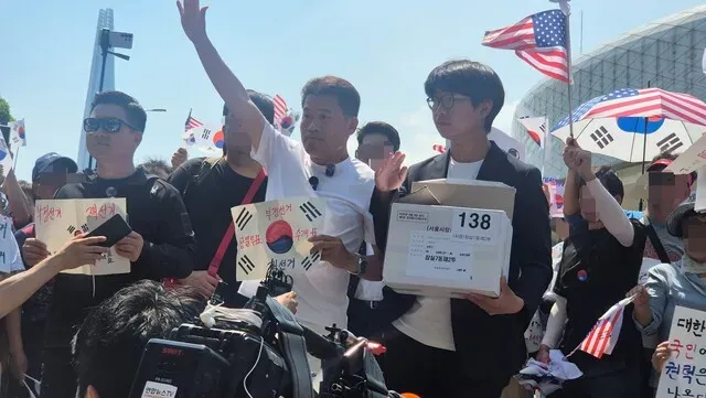 전한길 “분실 투표용지 상자 확보”…8일째 개표소 봉쇄 시위 ‘험악’

6·3 지방선거 투표용지 부족 사태에 항의하며 시작된 ‘개표소 봉쇄’ 시