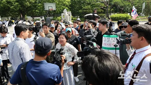 경찰, 핸드볼 선수·기자 감금·폭행 '잠실 시위대' 수사 착수

경찰이 6·3 지방선거 투표용지 부족 사태를 규탄하는 잠실 시위대의 범법 행위에