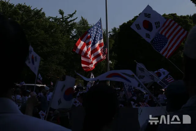 잠실 개표소 봉쇄 시위에 나타난 대형성조기

[서울=뉴시스] 권창회 기자 = 제9회 전국동시지방선거 투표용지 부족 사태에 항의하며 개표소 봉쇄 
