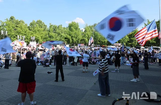 계속되는 잠실 개표소 봉쇄 시위

[서울=뉴시스] 권창회 기자 = 제9회 전국동시지방선거 투표용지 부족 사태에 항의하며 개표소 봉쇄 시위를 이어