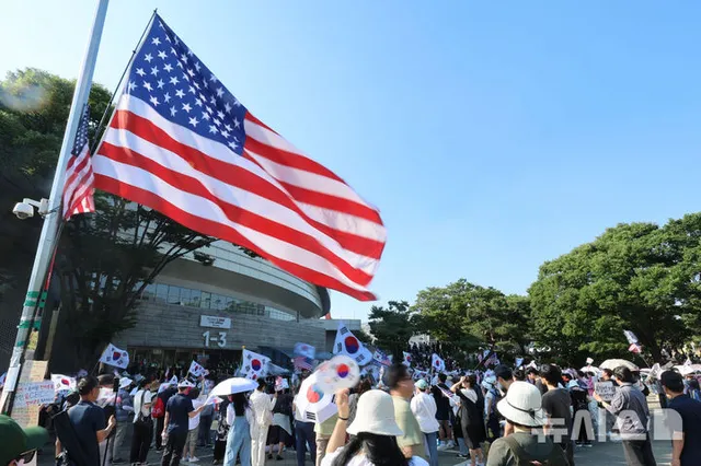 잠실 개표소 봉쇄 시위에 나타난 대형성조기

[서울=뉴시스] 권창회 기자 = 제9회 전국동시지방선거 투표용지 부족 사태에 항의하며 개표소 봉쇄 