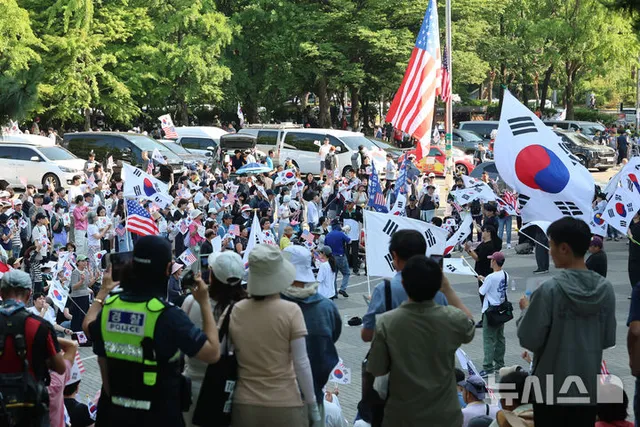 8일째 이어지는 잠실 개표소 봉쇄 시위

[서울=뉴시스] 권창회 기자 = 제9회 전국동시지방선거 투표용지 부족 사태에 항의하며 개표소 봉쇄 시위