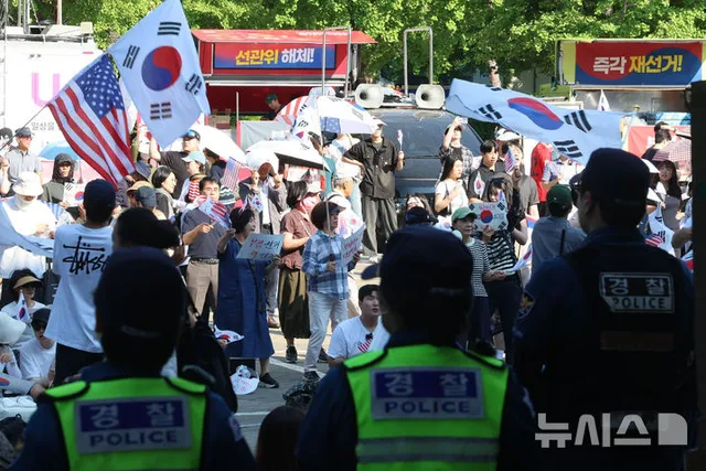 8일째 이어지는 잠실 개표소 봉쇄 시위

[서울=뉴시스] 권창회 기자 = 제9회 전국동시지방선거 투표용지 부족 사태에 항의하며 개표소 봉쇄 시위