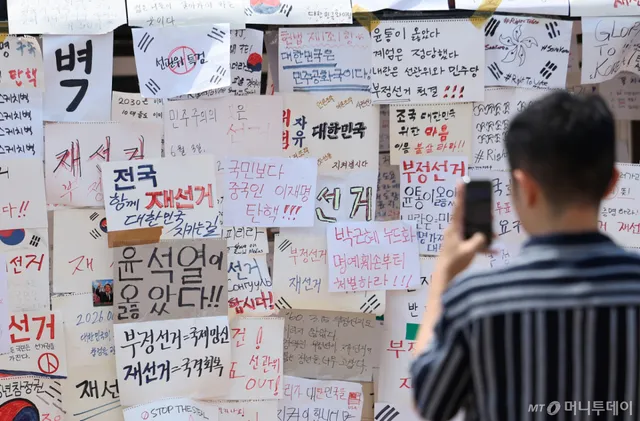경찰, 개표소 시위 '핸드볼 대표팀 수색·기자 폭행' 수사

'잠실 개표소 봉쇄 시위' 현장에서 여자 핸드볼 주니어 대표팀과 언론사 기자를 상대