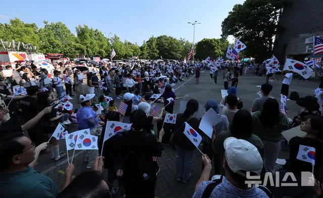 계속되는 잠실 개표소 봉쇄 시위

[서울=뉴시스] 권창회 기자 = 제9회 전국동시지방선거 투표용지 부족 사태에 항의하며 개표소 봉쇄 시위를 이어