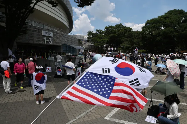 [속보] 경찰 "개표소 시위대, 핸드볼 대표팀 강요·폭행 혐의 수사 착수...

6&middot;3 지방선거 투표용지 부족 사태를 규탄하며 재선