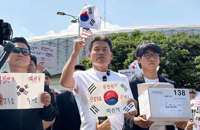 법원, 잠실 투표용지 보관상자 폐기 경위 확인한다…전한길 "상자 확보...

법원이 6&middot;3 지방선거 당시 투표용지 부족 사태가 발생