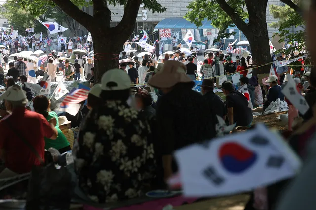 [속보] 경찰, 잠실 시위서 핸드볼 선수에 강요·폭행 혐의 수사…1명 출...

경찰이 잠실 개표소 봉쇄 시위 현장에서 핸드볼 여성 유소년 국가