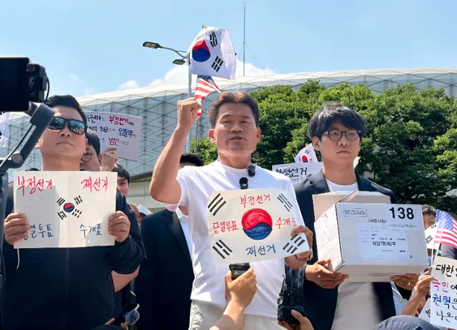 전한길 "분실된 투표용지 보관상자 확보…합수본 제출 검토"

한국사 강사 출신 유튜버 전한길(본명 전유관)씨가 서울 송파구 잠실7동 제2투표소에