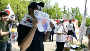 [현장] "부정선거·재선거·당일투표·수개표"…달라진 잠실, '윤어게인...

투표용지 부족 사태를 규탄하는 시위가 일주일째 이어진 11일, 서울