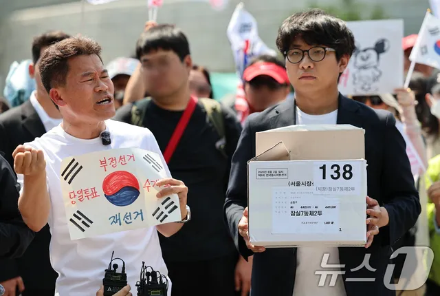 전한길 "'선관위 폐기' 투표용지 보관상자 확보…합수본 제출 검토"

전한길 측 "익명 제보로 확보" 주장하면서도 신빙성 입증엔 '글쎄' 유튜버