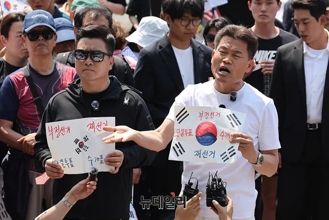 전한길 "사라진 잠실7동 투표용지 상자 확보" … 선관위 "진위 파악 어려...

전한길 원웨이뉴스 대표가 12일 기자회견을 열어 사라졌던 잠실