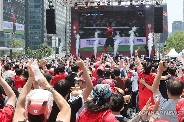 [월드컵] 극적인 역전승에 광화문서 제주까지 '붉은 물결'

(전국종합=연합뉴스) 2026 북중미 월드컵이 개막한 12일 태극전사들이 이번 대회